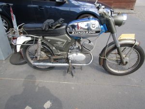 DD-463-J grijze bromfiets Zündapp type 517 met blauwe tank