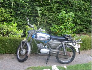 DD-463-J grijze bromfiets Zündapp type 517 met blauwe tank